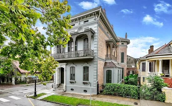 A picture of the outside of the french quarter lanaux mansion